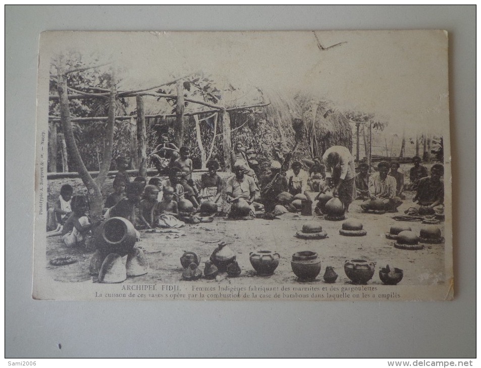 CPA ARCHIPEL FIDJI FEMMES INDIGÈNES FABRIQUANT DES MARMITES ET DES GARGOULETTES - Fidji