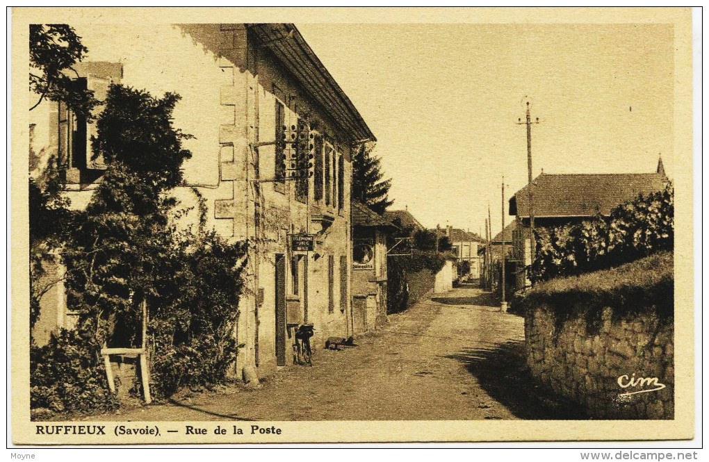 5411 -  Savoie -  RUFFIEUX  :  La Poste à Gauche , Velo Du Facteur ....- Rue De La Poste - Ruffieux