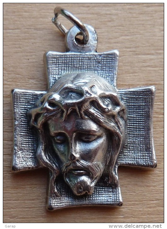 Mad-177 Médaille Christ Semi Récente Forme De Croix - Religion & Esotericism