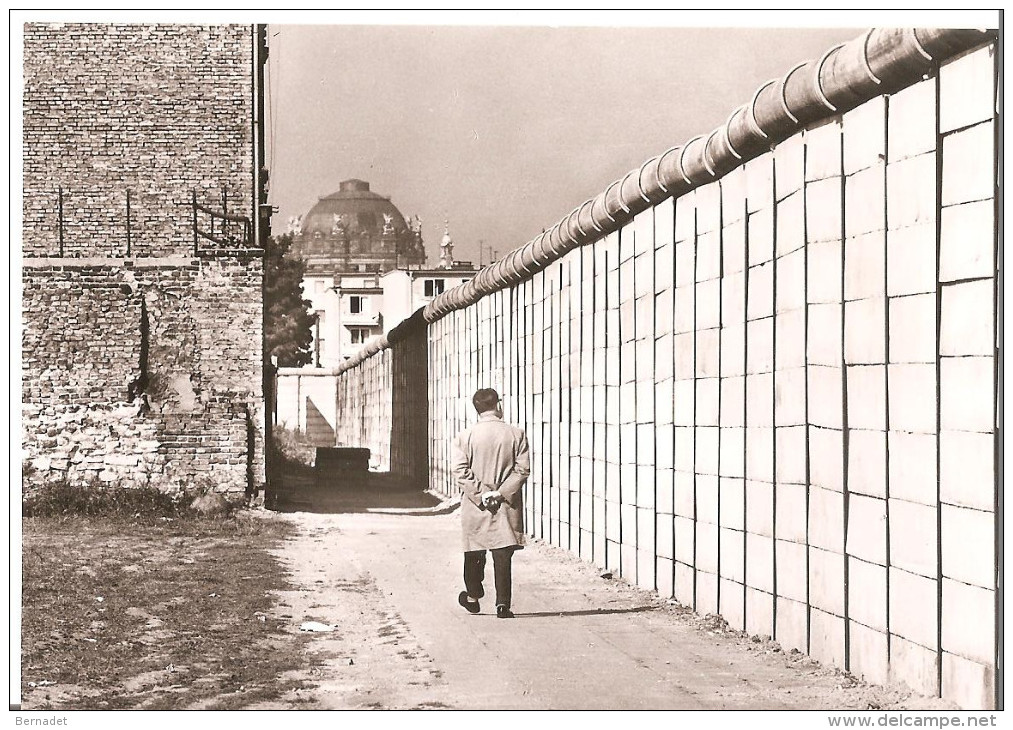 BERLIN .. BARRAGE PAR LE MUR A LA LIMITE DU SECTEUR A BERLIN KREUZBERG DANS LA SEBASTIANSTRASSE - Kreuzberg