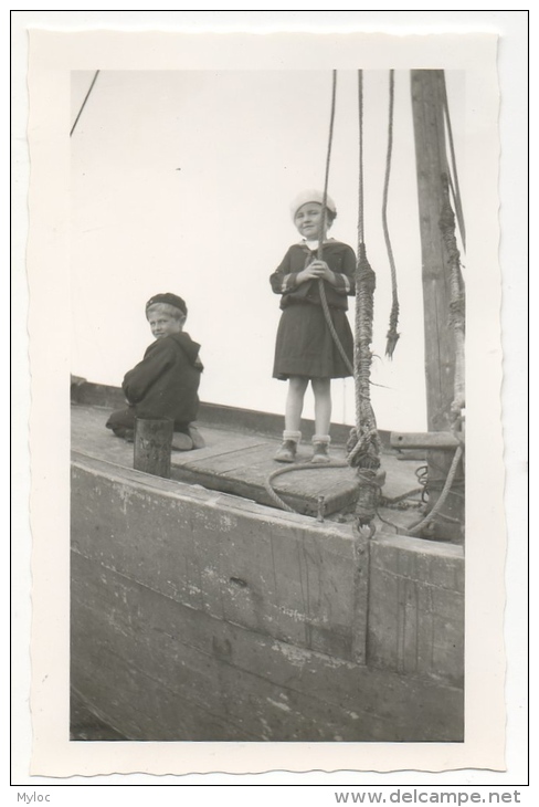 Photo/Foto. Enfants Et Bateau. Mer Du Nord. - Personnes Anonymes