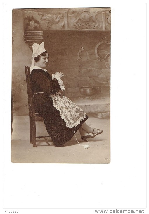 Carte Photo Femme Assise Cheminée Tricot Pelote Laine Aiguille à Tricoter Folklore Costume Coiffe Dentelle CARANTEC 1929 - Artisanat