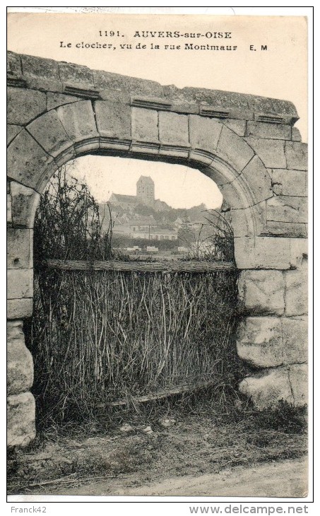 95. Auvers Sur Oise. Le Clocher Vu De La Rue Montmaur - Auvers Sur Oise