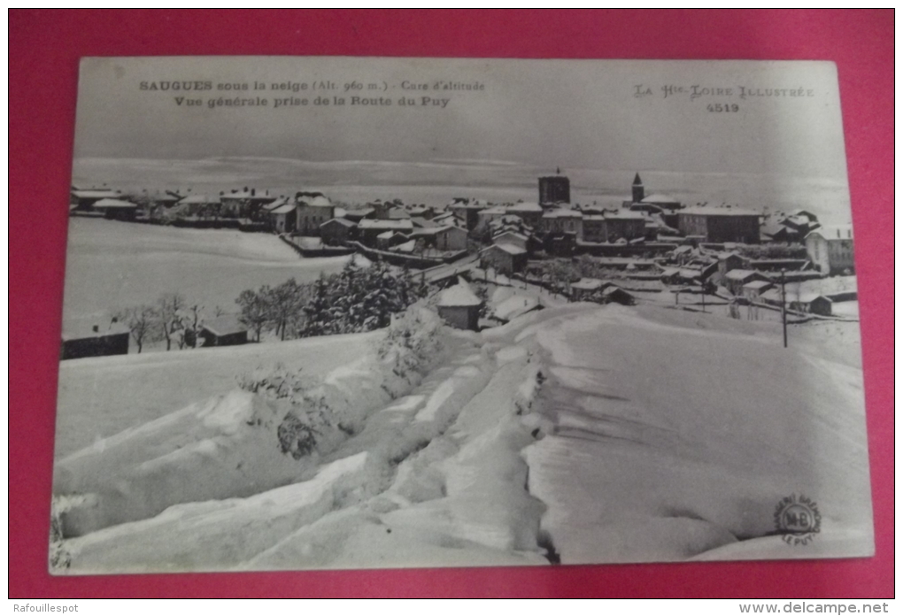 Cp Saugues Sous La Neige  Vue Generale Prise De La Route Du Puy - Saugues