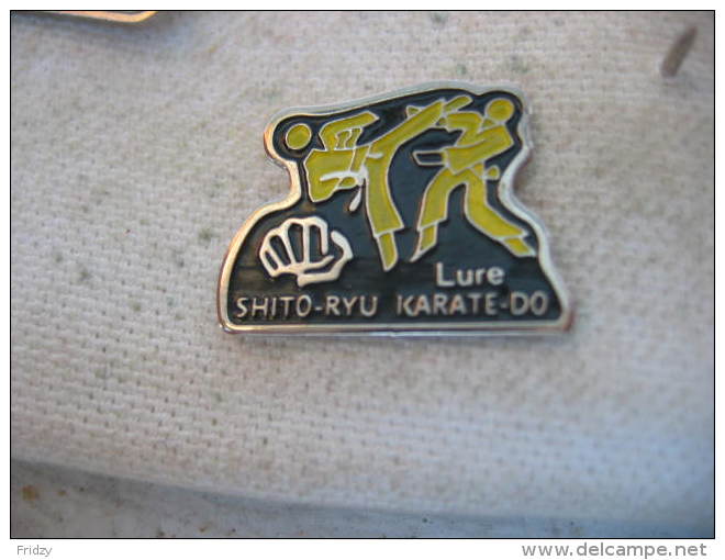 Pin´s Du Club De Karaté De LURE. Shito-Ryu. Karaté Do - Lutte