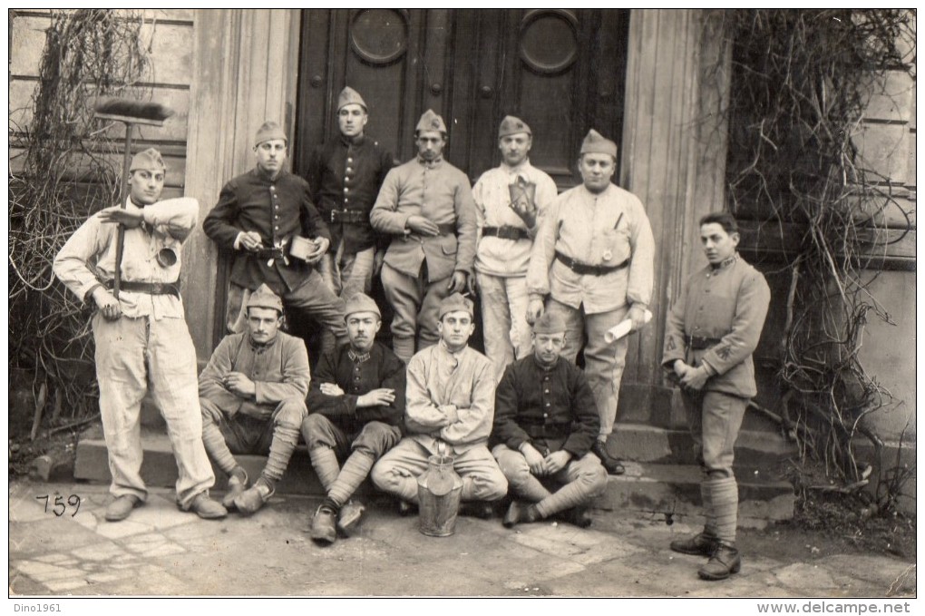 CPA 605 - MILITARIA - Carte Photo Militaire - Soldats à DOUAUMON Caserne VERDUN - Barracks