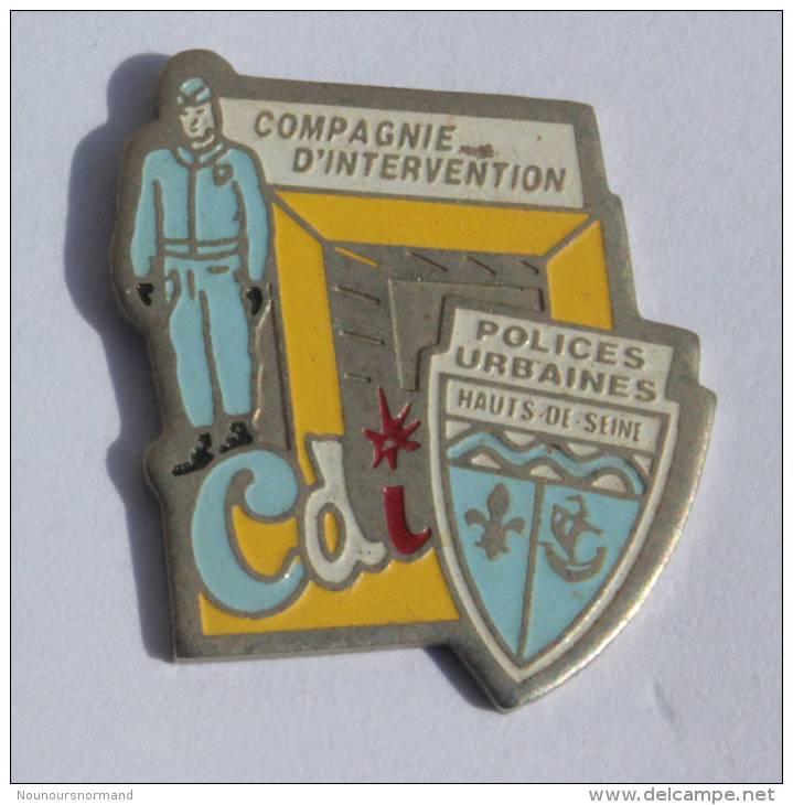 Pin's POLICES URBAINES  Des Hauts De Seine - Compagnie D'intervention - Policier - Blason - Lys De Paris - D769 - Polizia