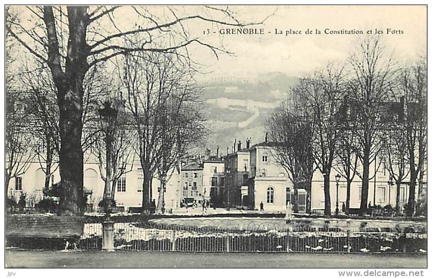 GRENOBLE . LA PLACE DE LA CONSTITUTION ET LES FORTS . - Grenoble