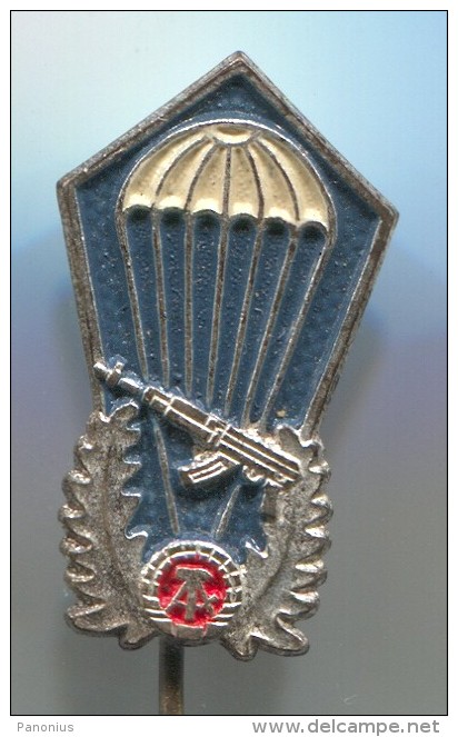 PARACHUTTING - Germany, DDR, Metal, Pin, Badge - Parachutting