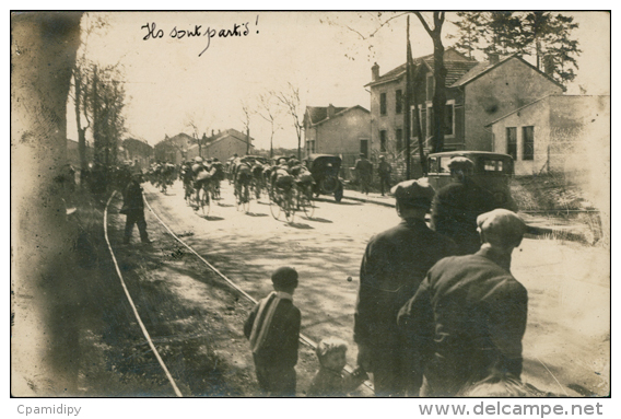 CYCLISME / SUPERBE CARTE PHOTO Départ D'une Course Cycliste !! écriture Manuscrite :"Ils Sont Partis!" - Ciclismo