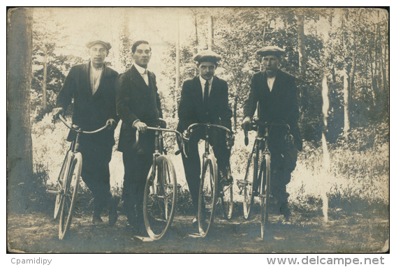 CYCLISME/ TRES BELLE CARTE PHOTO - 4 Hommes En Costumes élégant Ave Leurs Vélos Dans La Forêt! - Cycling