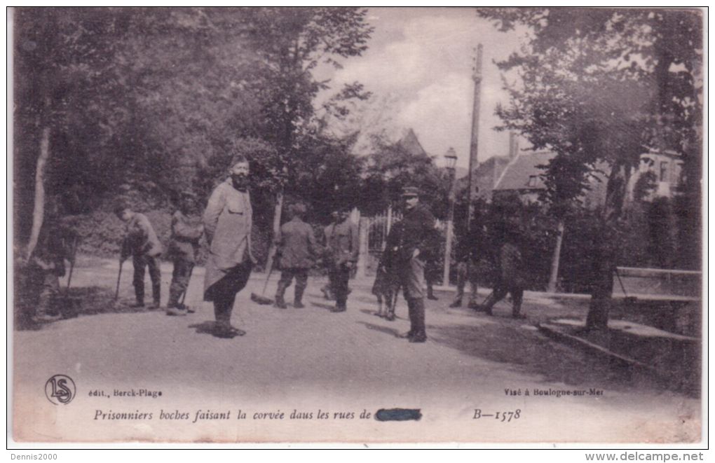 SAINT-POL - WWI - Prisonniers Boches Faisant La Corvée Dans Les Rues De St Pol -ed. L S - Saint Pol Sur Ternoise