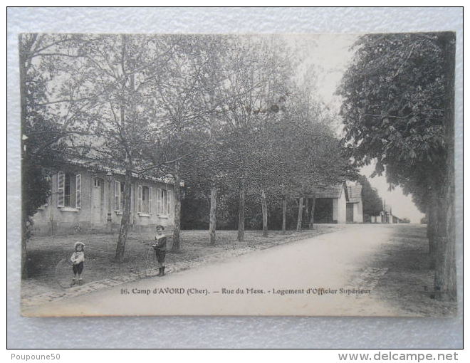 CPA 18 Le Camp D'AVORD (centre Militaire D'aviation ) Rue Du Mess Logement D'officier Supérieur Enfants Avec Un CERCEAU - Avord