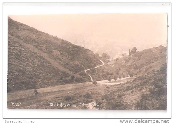 RP THE HAPPY VALLEY MALVERN HILLS WALKER PHOTO Vintage Postcard  -  Unused Worcestershire - Autres & Non Classés