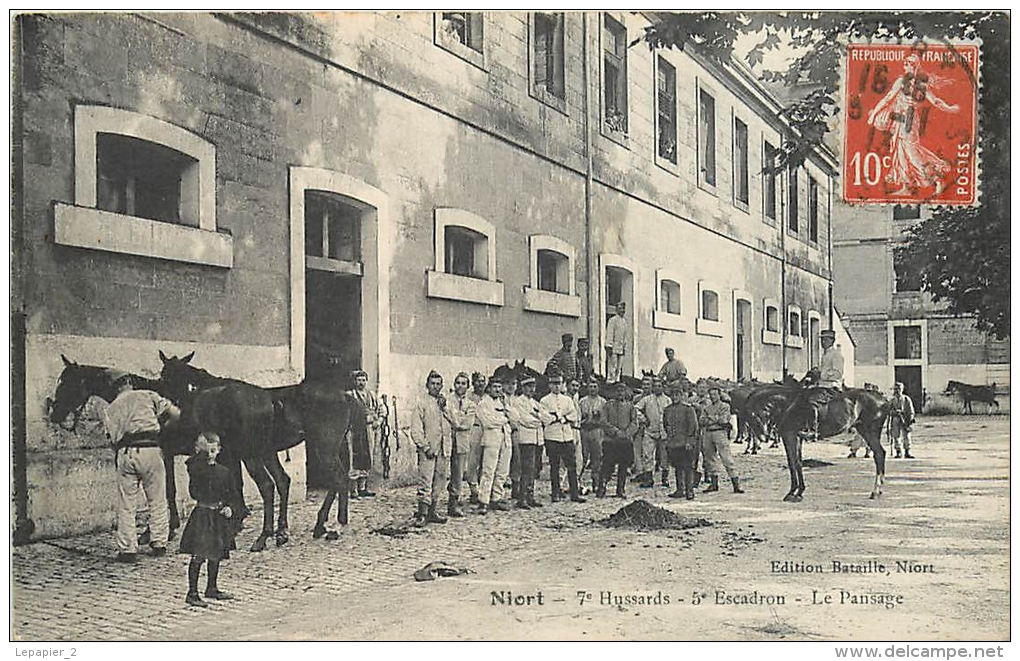 79 NIORT 7 Eme Hussards 5 ème Escadron Le Pansage ( Caserne -  Militaria ) CPA Ed. Bataille - Niort