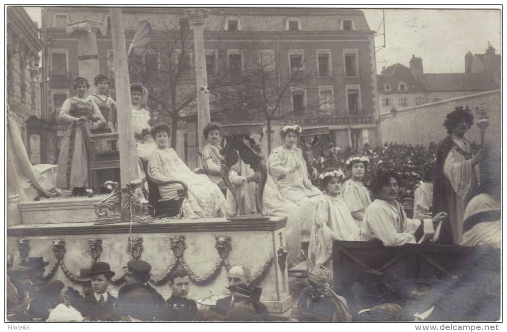 CARTE PHOTO / CHALON - SUR - SAONE / CARNAVAL / CHAR DES REINES / CAFE DU TONNEAU D' OR EN ARRIERE PLAN - Chalon Sur Saone