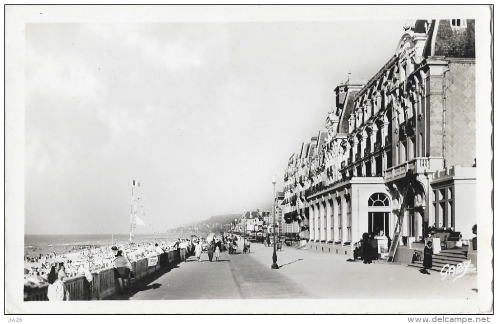 Cabourg - La Digue Et Le Grand Hôtel - Boulevard Des Anglais - Carte Gaby - Cabourg