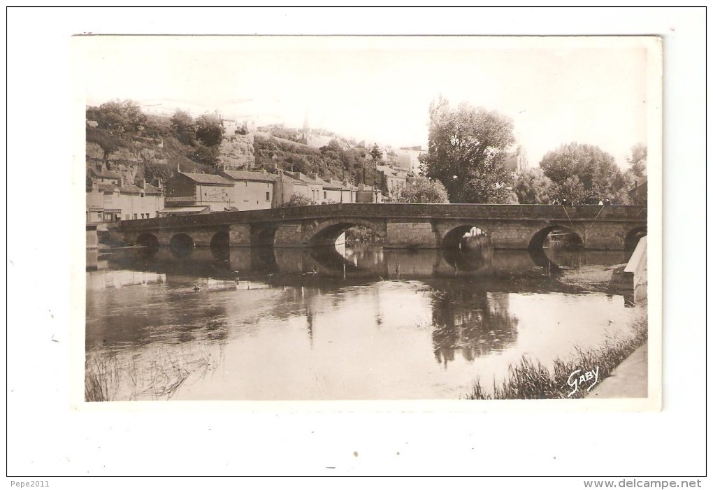 CPA : 86 - Potiers - Le Pont Neuf Sur Le Clain à Gauche Notre Dame Des Dunes - Peu Commune - Poitiers