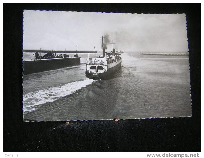 Bateau - N°14 / Port De Dunkerque, Un Ferry  Quittant Le Port  /  Circulé  En   19?  .- - Tugboats