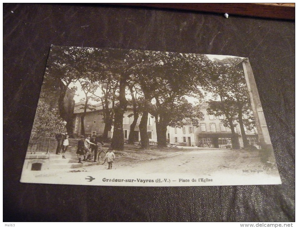 A165.CPA...87..ORADOUR SUR VAYRES..Place De L'Eglise...  Rare Beau Plan Animé.. Ecrite & Voyagée 1934 - Oradour Sur Vayres