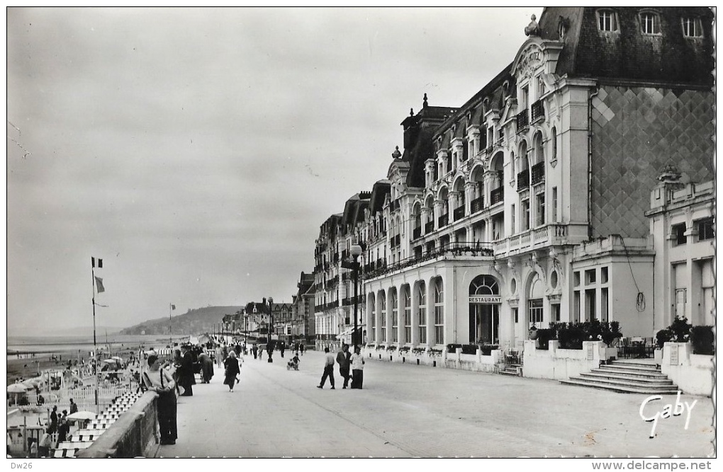 Cabourg - Le Grand Hôtel Et La Plage - Boulevard Des Anglais - Carte Gaby Non Circulée - Cabourg