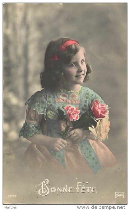 Themes - Enfants - Ref 431 -  Fantaisie  - Fillette Aux Deux Roses  - Fillettes  -   Carte Bon Etat - - Portraits