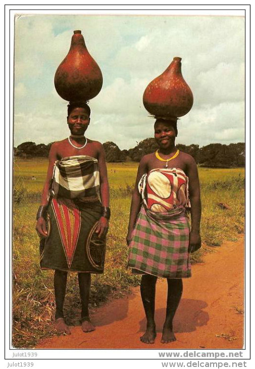 KENYA ..-- AFRIQUE ..-- Femmes Indigènes Portant Du Lait Au Marché . - Kenya