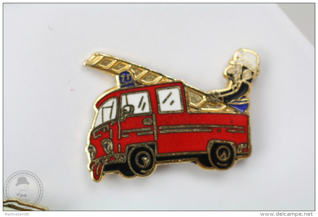 Sapeurs Pompiers Camion/ Truck - Fireman/ Firefighter - Signed Ballard - Pin Badge #PLS - Bomberos