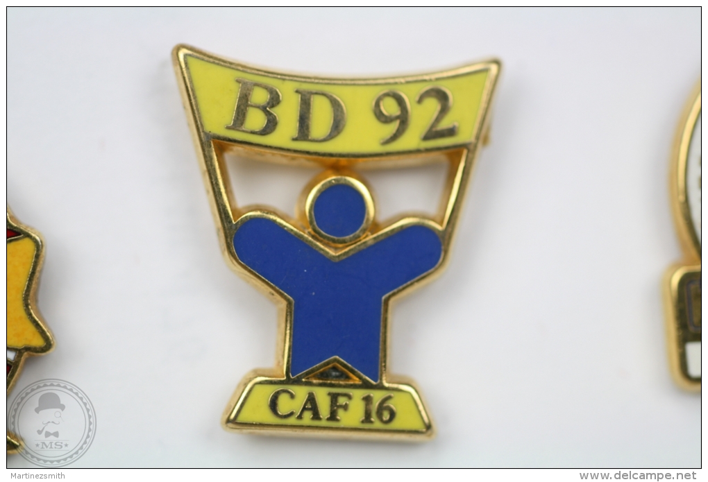 BD 92 - CAF 16 - Arthus Bertrand Paris - Pin Badge #PLS - Arthus Bertrand