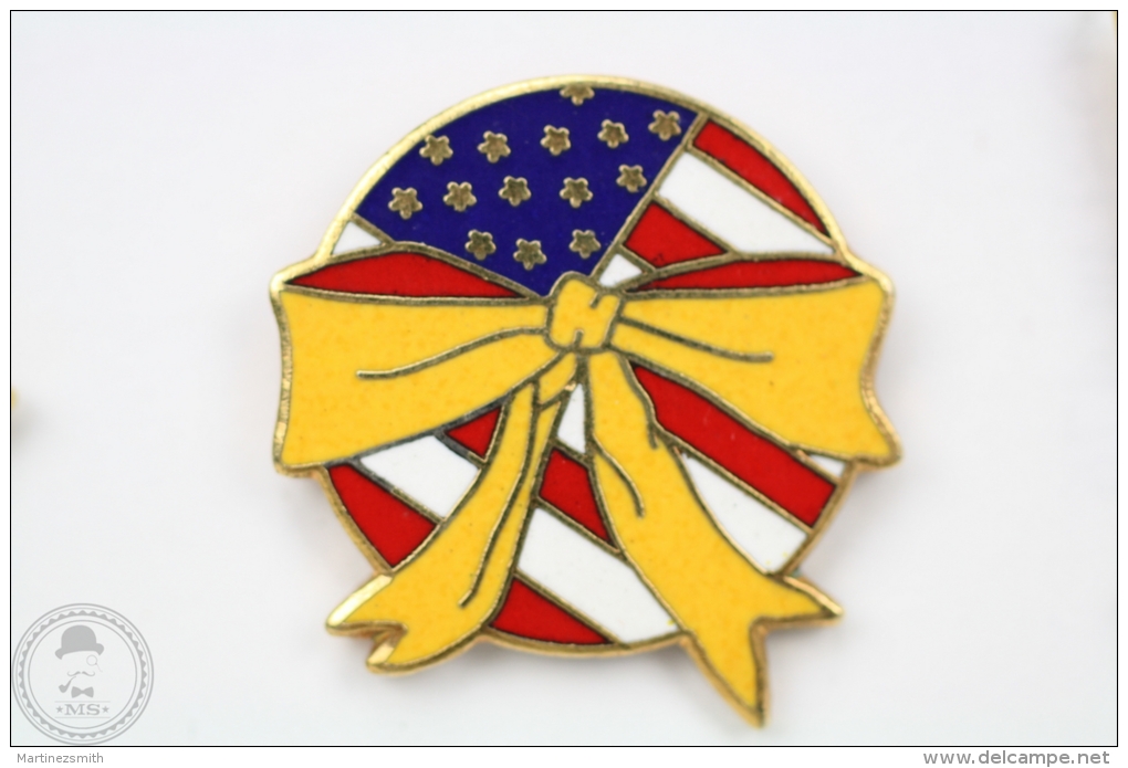 United States Flag With Yellow Ribbon/ Bow - Pin Badge #PLS - Militares