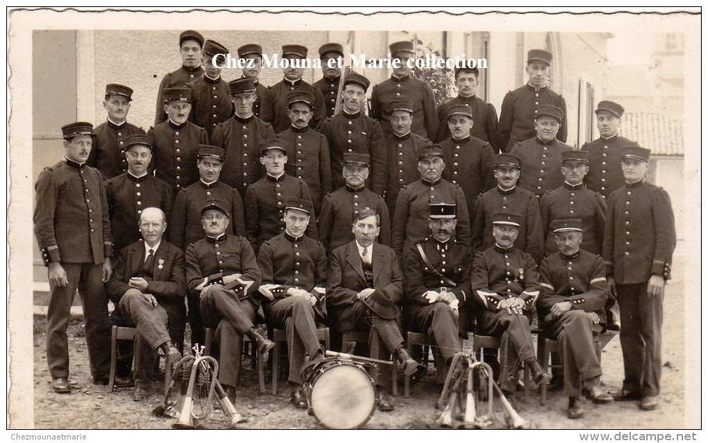 CPA PHOTO FANFARE POMPIERS AVEC INSIGNE TAMBOURS ET CLAIRONS 666 - Régiments