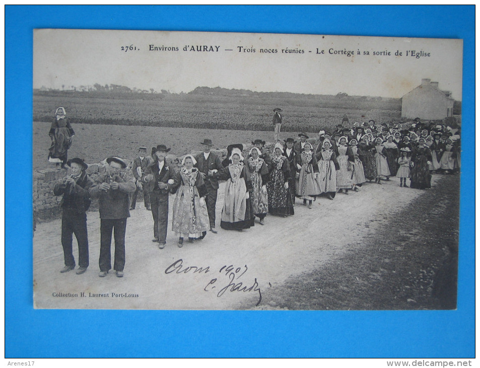 56 : AURAY Environs: TROIS NOCES REUNIES,CORTEGE à Sa SORTIE De L'EGLISE  : C.P.A. En Trés Bon état , Animée - Réceptions