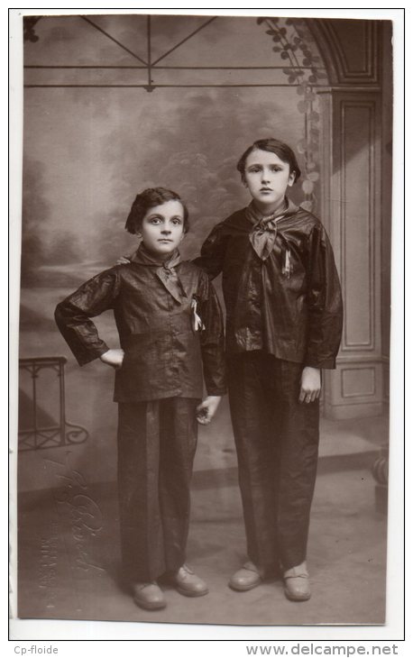 ENFANTS . PHOTOGRAPHE G. DRIVAH RUE DE LA CAPELLE MILLAU ( CARTE PHOTO) - Réf. N°2254 - - Portretten