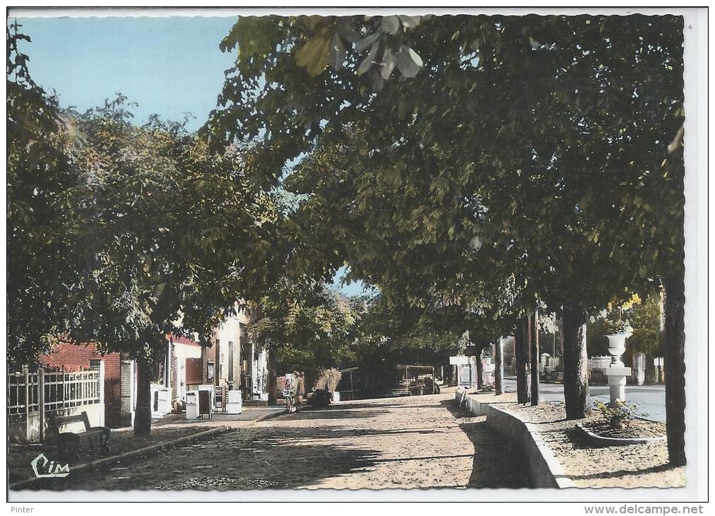 COMBS LA VILLE - L´avenue De La République Et Le Marché - Combs La Ville