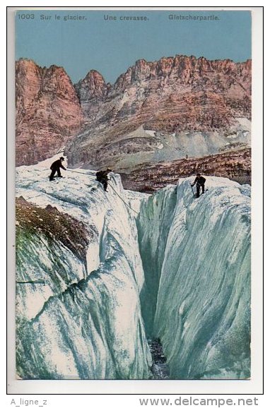 REF 186  : CPA Alpinisme Sur Le Glacier Une Crevasse - Alpinisme