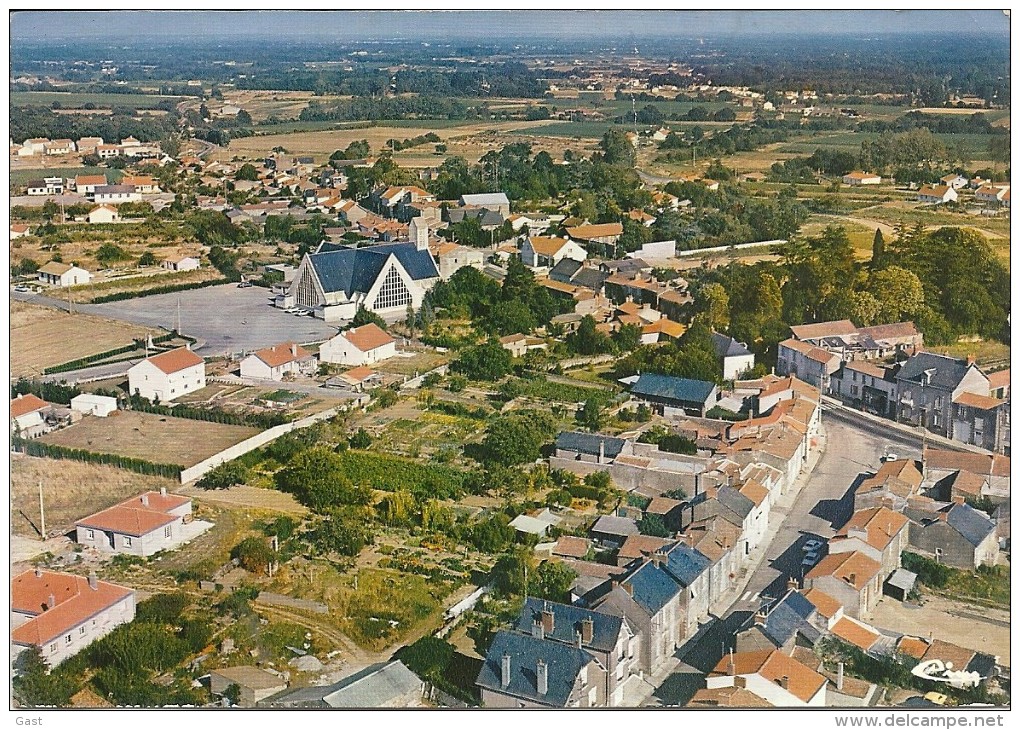 44  BOUAYE   VUE  AERIENNE  LE  CENTRE  DU  BOURG - Bouaye