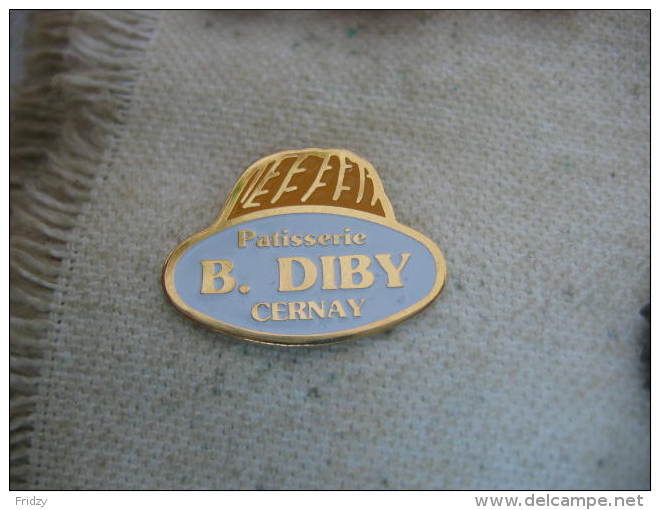 Pin´s De La Patisserie DIBY à CERNAY (Dépt 68). Kougelopf, Spécialité Alsacienne - Alimentation