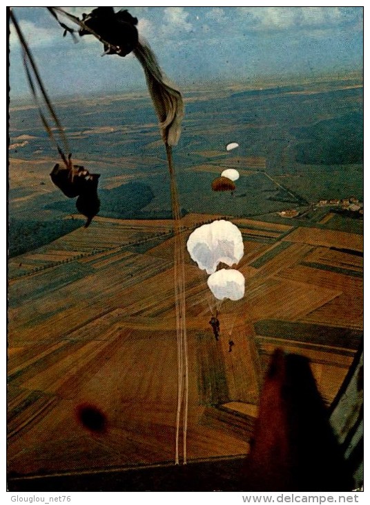 LARGAGE VU D AVION...CPM - Parachutting