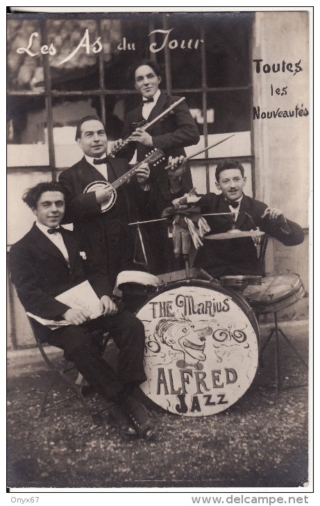 Carte Postale Photo Musicien-Spectacle Musique JAZZ "Marius Alfred Jazz"-Les As Du Jour-Instrument-Banjo-Bat Terie-Flute - Music And Musicians