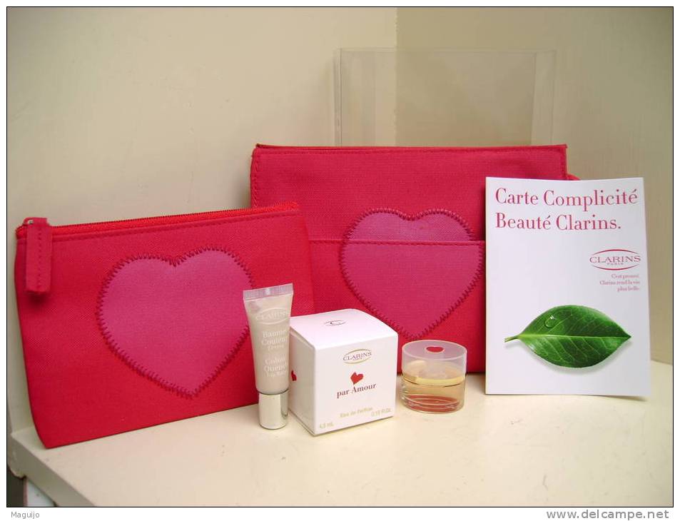 CLARINS " PAR AMOUR" TROUSSE + POCHETTE + MINI EDP 4,5 ML + BAUME COULEUR LEVRES 7 ML - Mignon Di Profumo Donna (con Box)