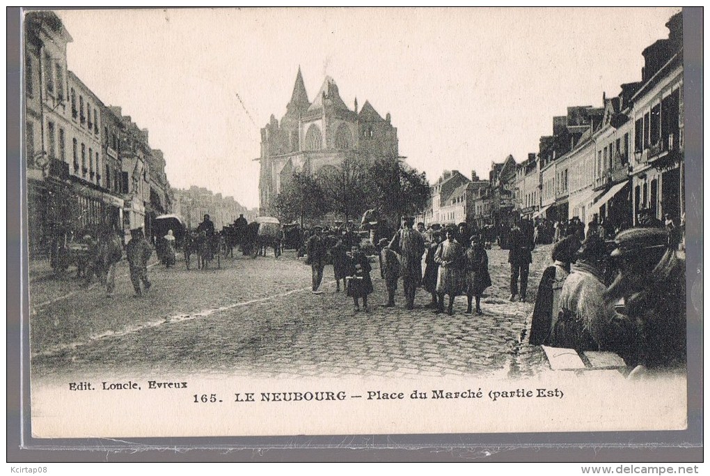 LE NEUBOURG . Place Du Marché . ( Partie Est ) . - Le Neubourg