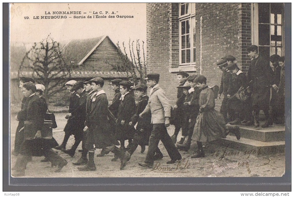 LE NEUBOURG . Sortie De L'Ecole Des Garçons . - Le Neubourg