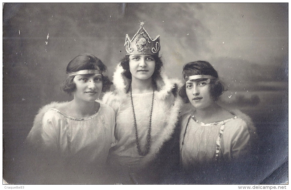 CARTE PHOTO - 3 JEUNES FEMMES DEGUISEES OU REINE ET SES DAUPHINES - Personas Anónimos