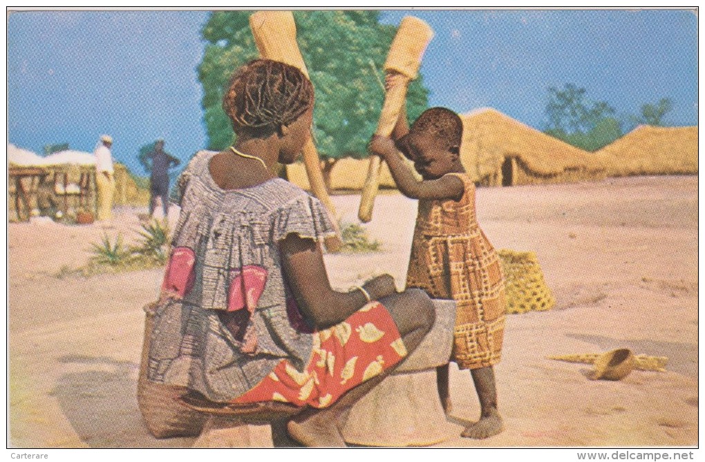 AFRIQUE NOIRE,AFRICA,AFRIKA,CAMER OUN,CAMEROON,CUISINIERE Et SON ENFANT - Camerun