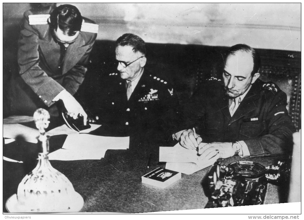 Photo Originale De Presse - Général De LATTRE DE TASSIGNY  Et Karl  SPAATZ  Signant  La Reddition Allemande En Mai 45 - Célébrités