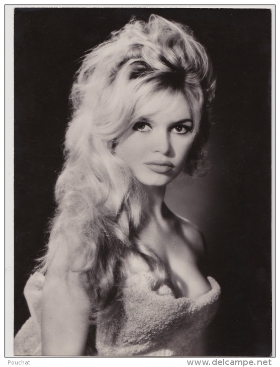 Artiste  Femme Cinéma -  BRIGITTE BARDOT -  D ´après Photo Sam Levin  - éditions Du Globe à Paris - Carte Géante 23 X 17 - Acteurs