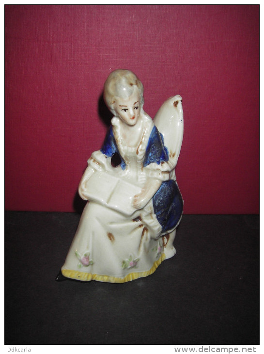 Miniatuur Beeld Vrouw Op Stoel - Biscuit Porcelein - Germany 18860 - Autres & Non Classés
