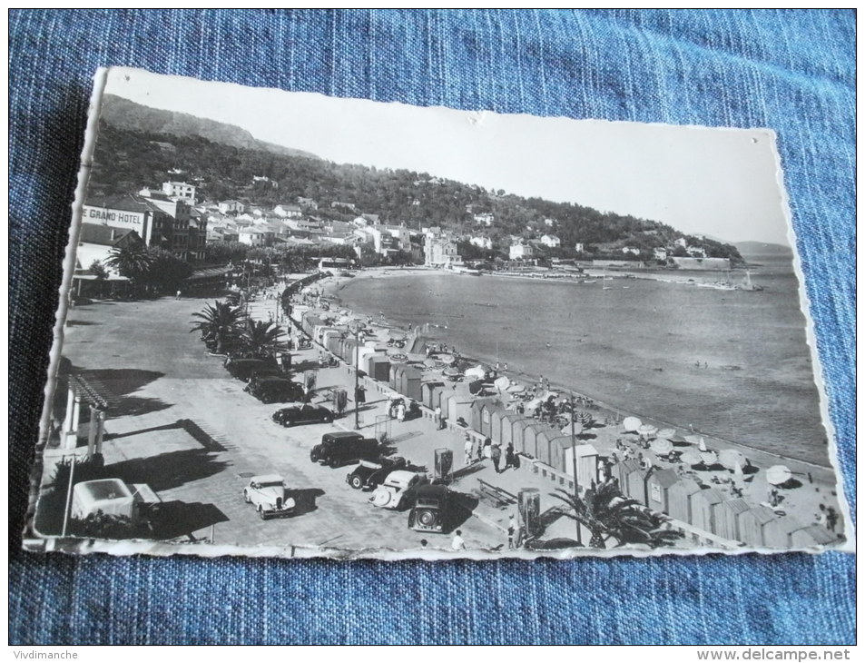 83 - LE LAVANDOU - LA PLAGE - VOITURES D'EPOQUE -CPSM FORMAT CPA CARTE PHOTO VIERGE - 3 POINTS DE PUNAISES - Le Lavandou