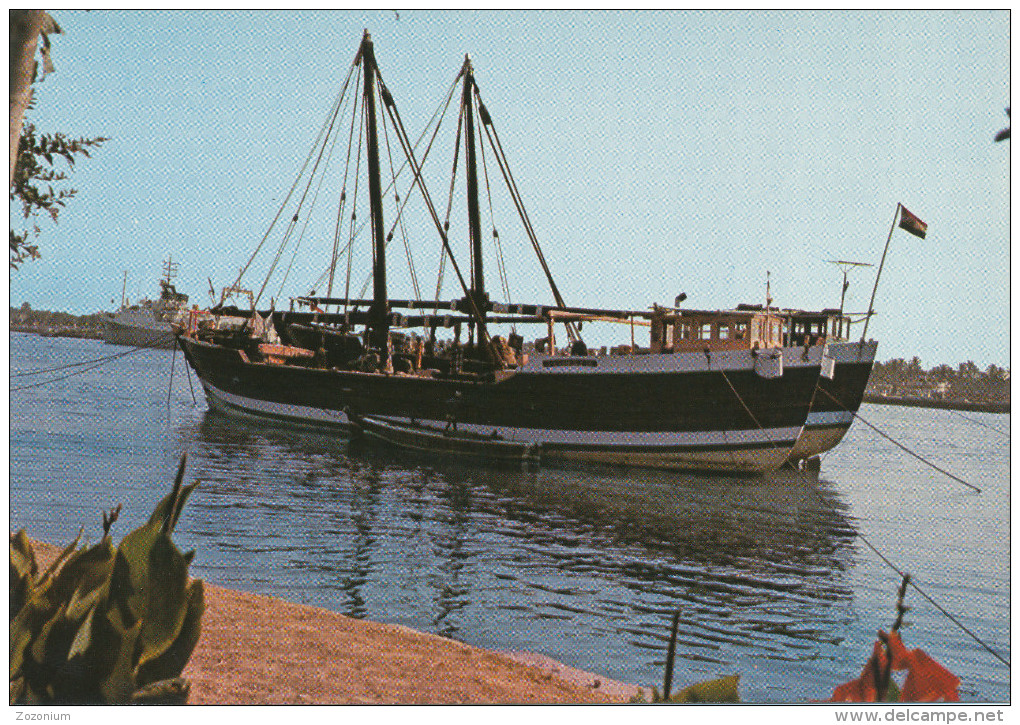 BASRA,  Basrah, IRAQ, Shat El Arab,  Fishing Boat With Sails, Old Postcard - Iraq