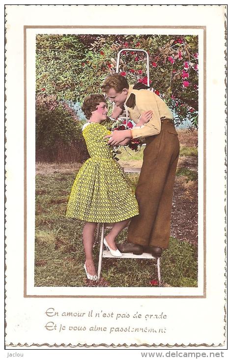 FANTAISIE AMOUREUX LA BELLE ET SON MILITAIRE "EN AMOUR IL N'EST PAS DE GRADE,COULEUR    REF 39124 - Couples